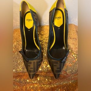 Fendi
Fendi Brown/Green Zucca Canvas And Patent Leather Bow Pump.